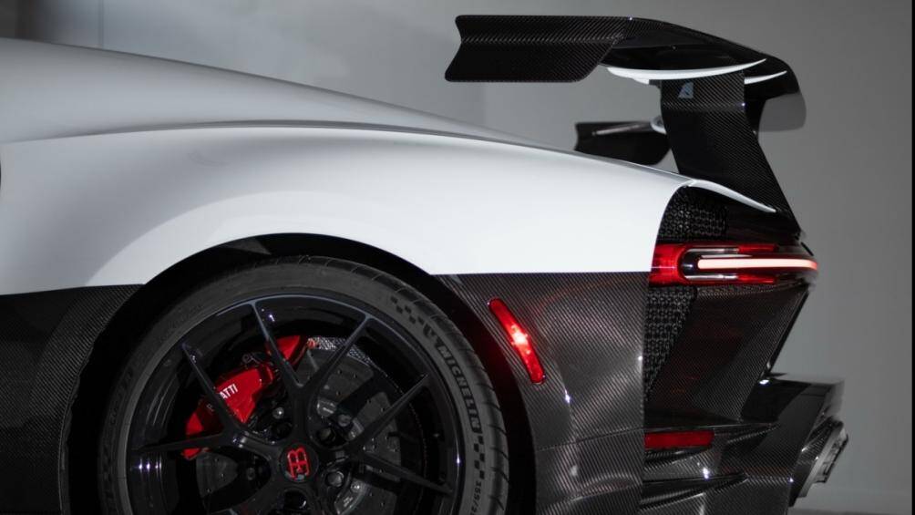 Ở bên ngoài, chiếc hypercar của Bugatti được hoàn thiện bởi lớp sơn trắng thạch anh (Quartz White) ở phía trên, bên trong là carbon xám