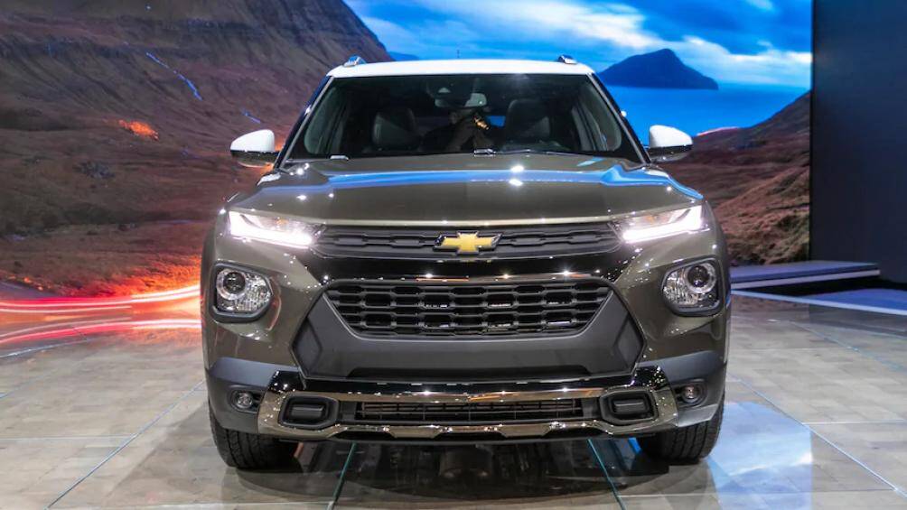 Về ngoại hình, Trailblazer 2021 nổi bật với các chi tiết như lưới tản nhiệt chia đôi theo chiều ngang và tích hợp hệ thống đèn pha