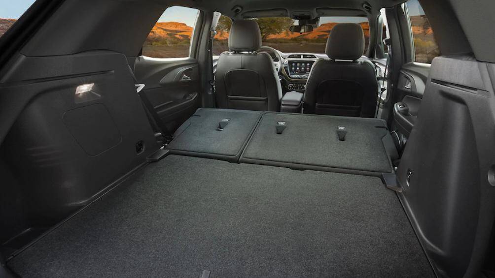 Hệ thống hỗ trợ người lái có chức năng cảnh báo va chạm phía trước, phanh khẩn cấp tự động, hỗ trợ giữ làn đường, camera lùi...