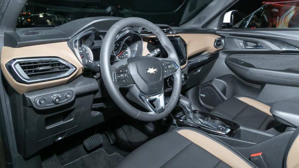 Khoang nội thất trên Trailblazer 2021 được tích hợp các trang bị phải kể đến như màn hình thông tin giải trí kích thước 17 inch