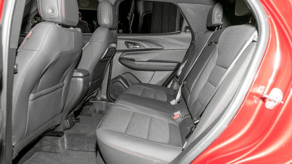 Về sức mạnh, phiên bản tiêu chuẩn của Trailblazer sử dụng động cơ tăng áp 1.2 lít 3 xi-lanh, công suất 137 mã lực