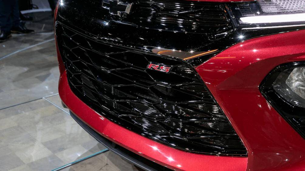 Bên dưới là chi tiết lưới tản nhiệt giả và ốp nhựa bao quanh thân xe, hệ thống mâm 17 inch cùng lốp Hankook Sport Terrain