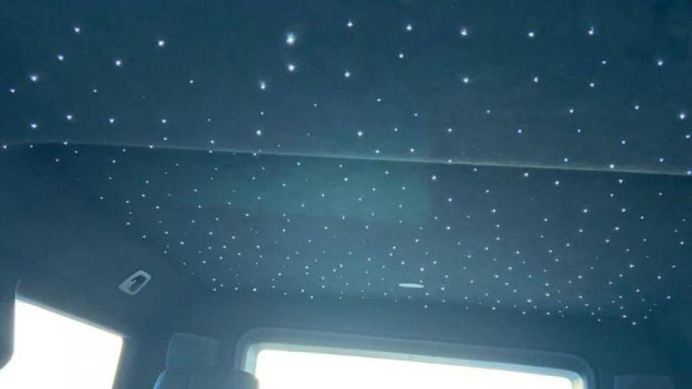 Đặc biệt, phần trần xe được trang bị "bầu trời sao" sang trọng vốn chỉ xuất hiện trên các mẫu xe siêu sang mang thương hiệu Rolls-Royce