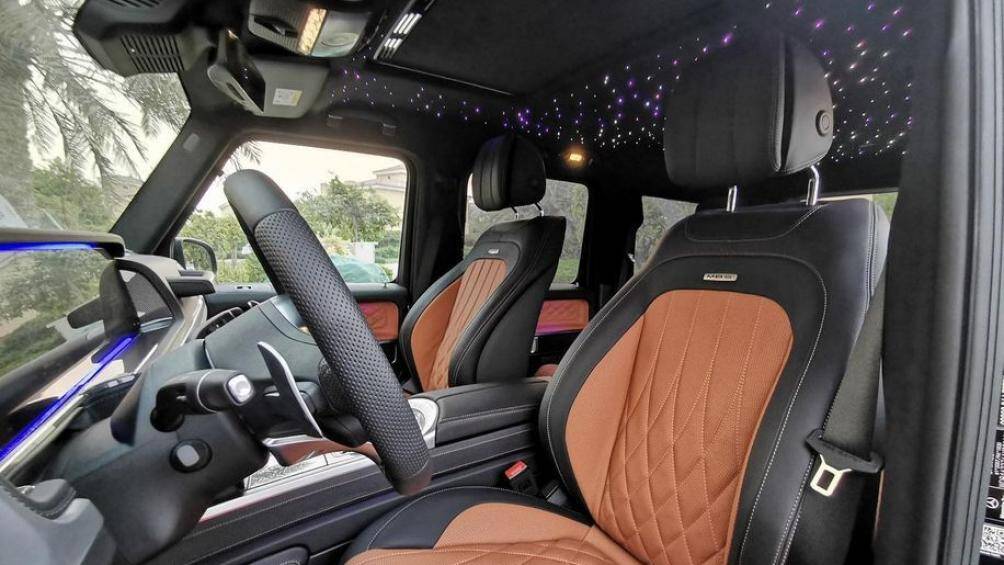 Cả 4 ghế ngồi của xe đều có chức năng massage/làm mát/sưởi/chỉnh điện và bọc da Nappa cao cấp hai màu tương phản