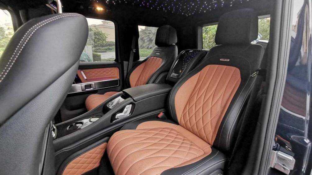 Cụ thể, G63 độ MBS có cấu hình đúng 4 chỗ ngồi theo dạng 2-2. Hàng ghế sau của xe được thiết kế kiểu thương gia với vách ngăn và bệ đỡ chân