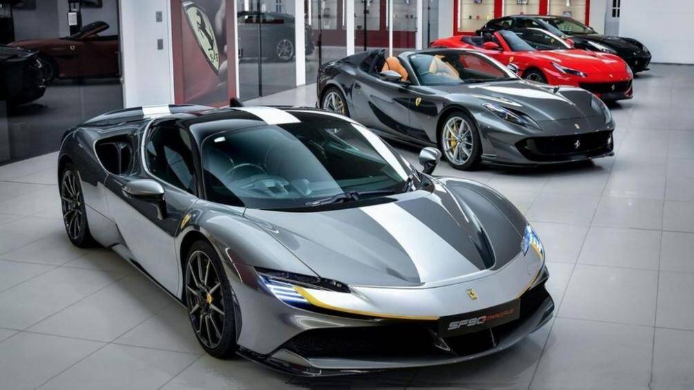 Siêu xe Ferrari SF90 Stradale đầu tiên dành cho đại gia ở Hồng Kông mang màu xám với sọc trước nắp capo, giá bán của nó từ 22,3 tỷ đồng