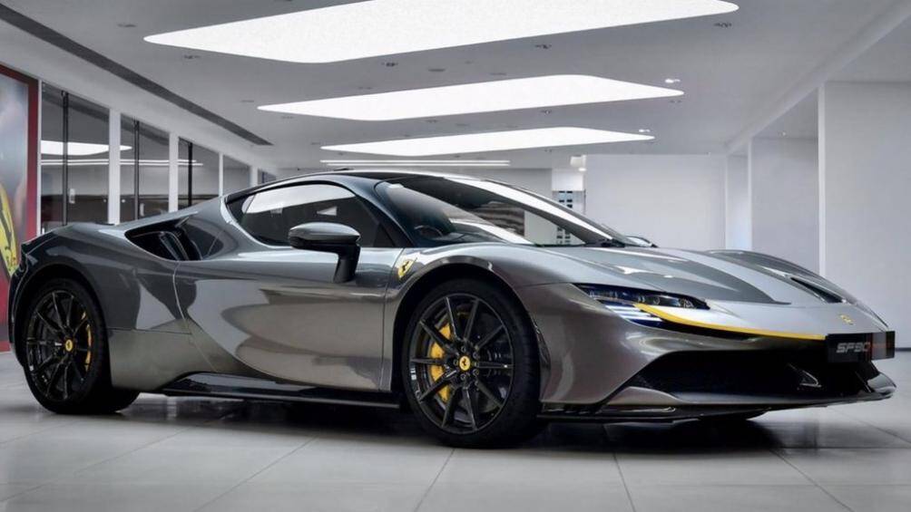 Ngoại thất của Ferrari SF90 Stradale cũng khiến người đối diện bị "thôi miên" với cụm đèn pha LED Matrix, kính chắn gió uốn cong hơn...