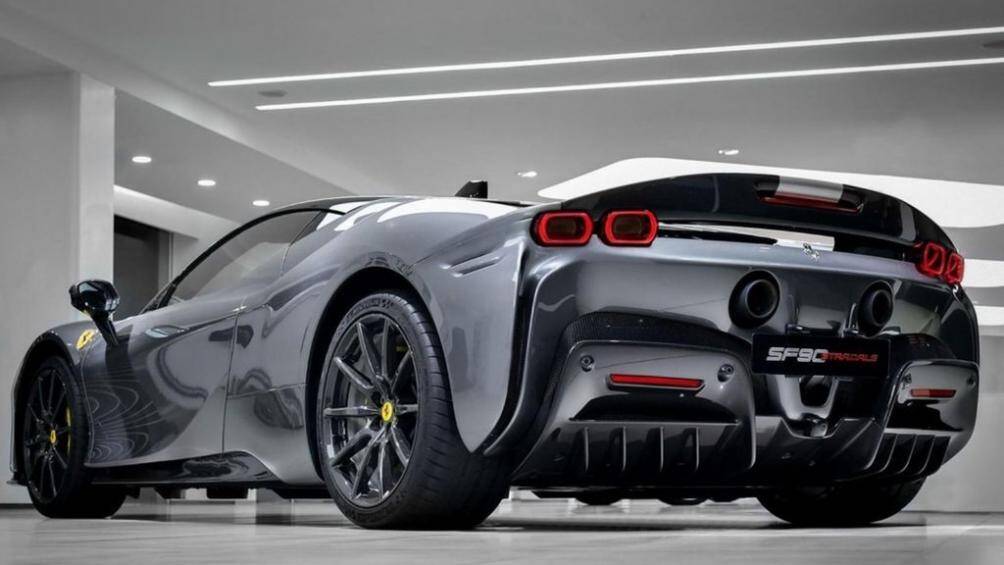 Phía đuôi xe cá tính đi kèm 2 ống xả đặt cao và cụm đèn hậu đẹp mắt