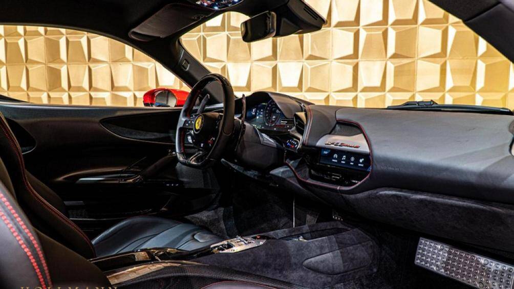 Lấy cảm hứng thiết kế từ khoang lái của máy bay, nội thất bên trong Ferrari SF90 Stradale đi kèm bảng đồng hồ kỹ thuật số 16 inch khổng lồ