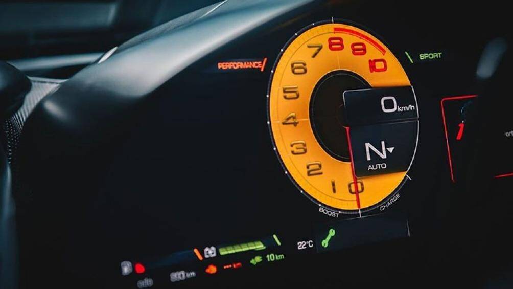 Ngoài ra, Ferrari SF90 Stradale còn được trang bị nút cảm ứng mới để người lái dễ dàng chỉnh những tính năng hay dùng như điều hòa...