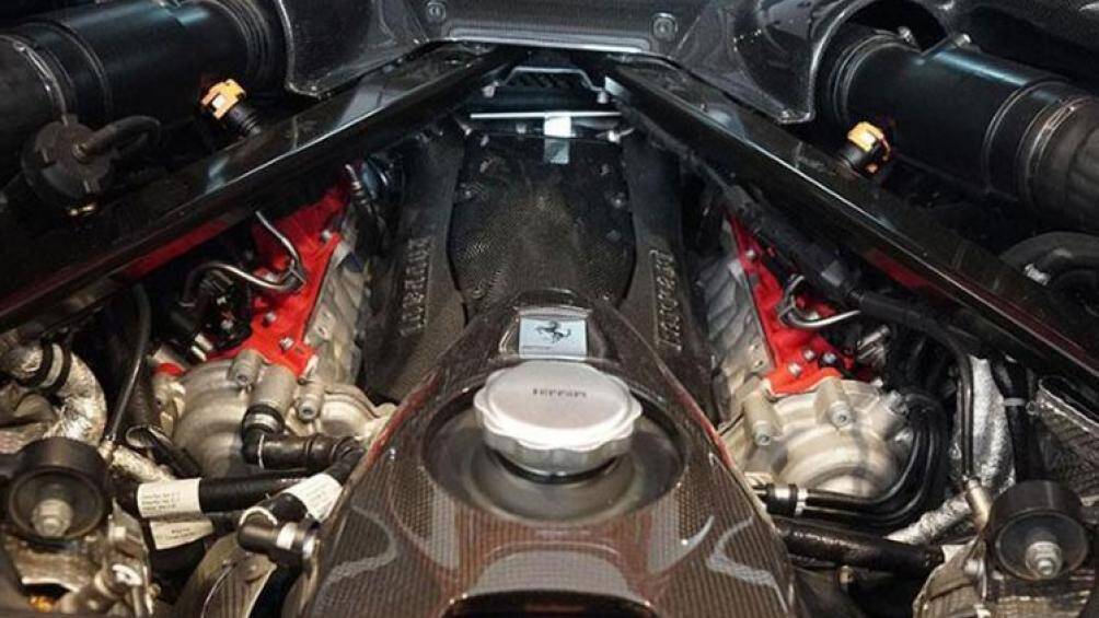 Siêu phẩm Ferrari SF90 Stradale được trang bị động cơ xăng V8, tăng áp, dung tích 4.0 lít, sản sinh công suất tối đa 769 mã lực