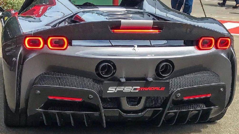 Sức mạnh của động cơ plug-in hybrid đã cho phép Ferrari SF90 Stradale có thể tăng tốc từ vị trí xuất phát lên 100 km/h trong thời gian 2,5 giây