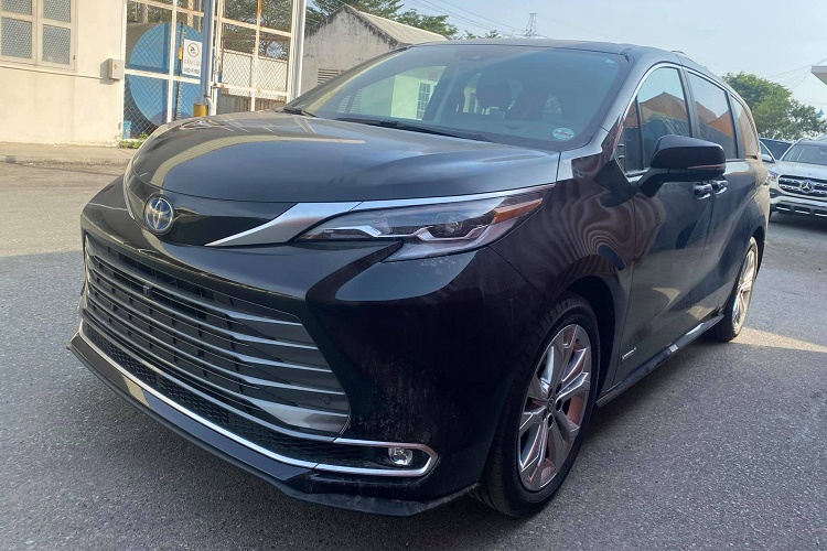 Mới đây, một chiếc Toyota Sienna 2021 thế hệ mới đã được một doanh nghiệp nhập khẩu tư nhân đem về Việt Nam đi kèm giá bán dự kiến hơn 4 tỷ đồng