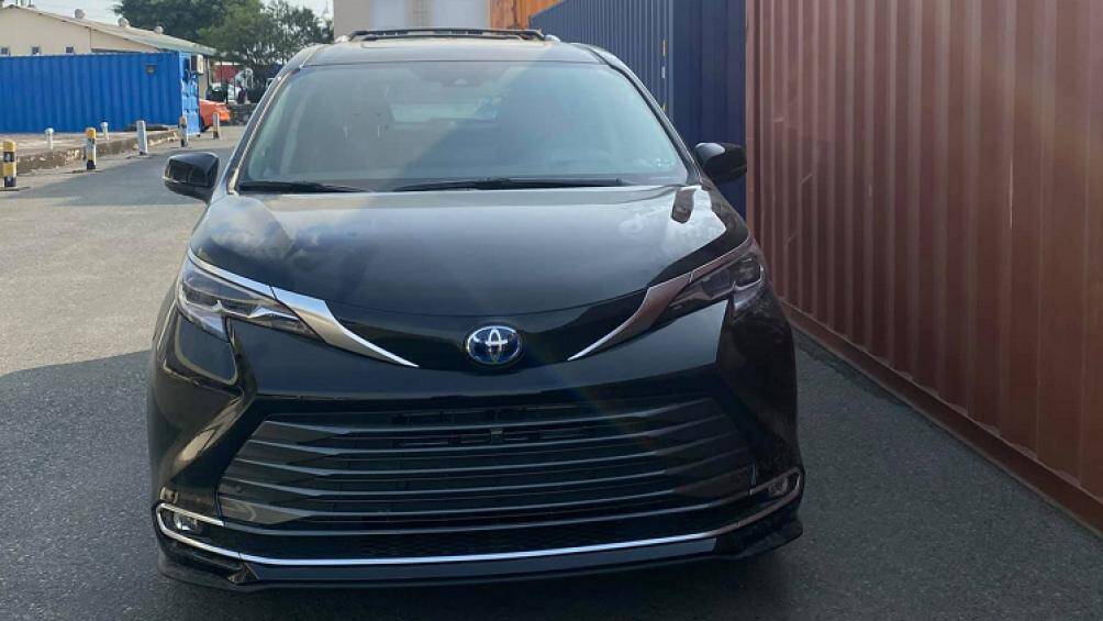 Điểm nổi bật trên Sienna 2021 là lưới tản nhiệt phía trước có kích thước lớn hơn, cùng với đó là cụm đèn hậu LED phía sau cũng có đồ hoạ mới sắc nét