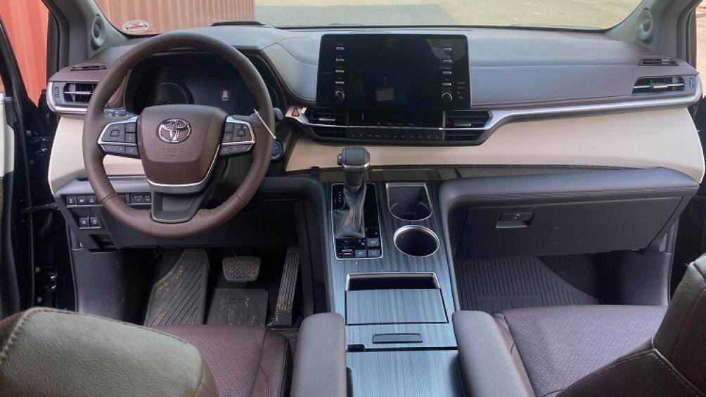Bên trong, Sienna mới có màn hình cảm ứng 9.0 inch với khả năng tương thích Android Auto, Apple CarPlay và Amazon Alexa
