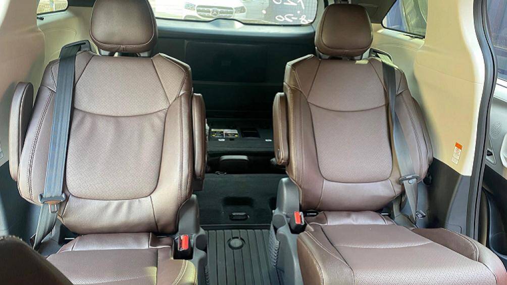 Ghế ngồi trên bản Platinum bọc da cao cấp, chỉnh điện ghế lái ghế phụ, cửa sổ trời tại khoang lái, hệ thống âm thanh 12 loa