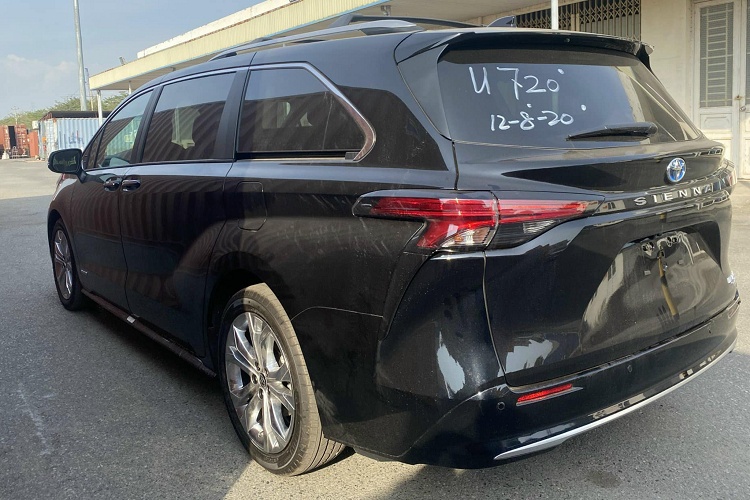 Phiên bản Platinum là mẫu duy nhất cung cấp màn hình gắn trên trần kích thước 10 inch và camera 360 độ