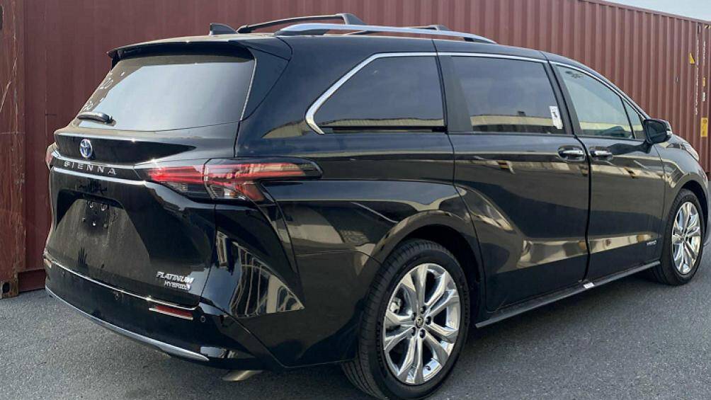 Về trang bị, mọi phiên bản của Sienna 2021 đều được trang bị tiêu chuẩn gói Toyota Safety Sense 2.0 với đầy đủ tính năng an toàn khác nhau