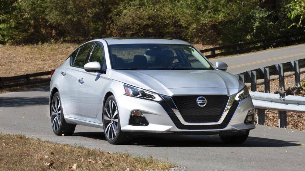 6. Nissan Altima (giá khởi điểm: 25.225 USD)