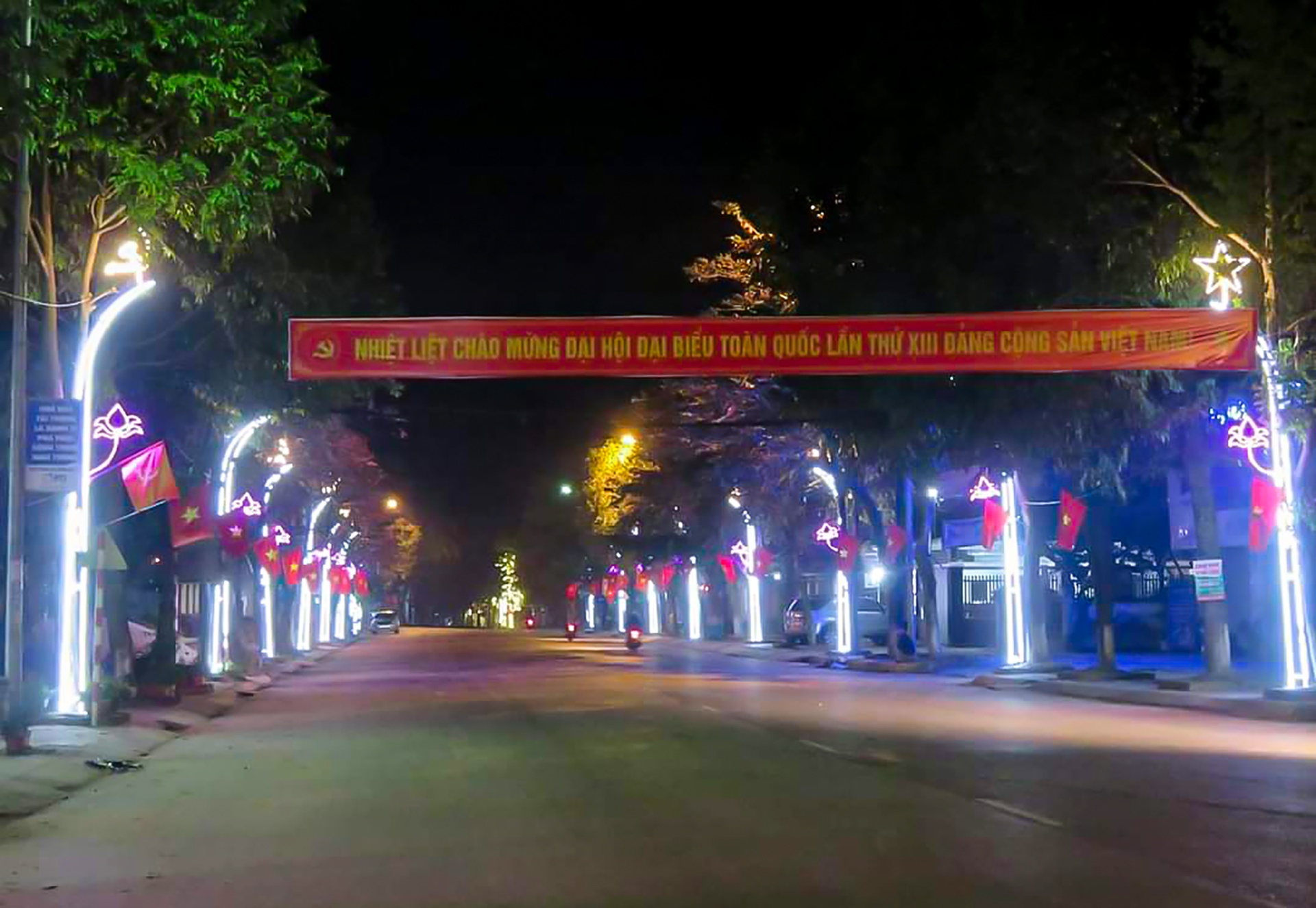 Không khí lung linh, tưng bừng ở huyện biên giới Quế Phong về đêm