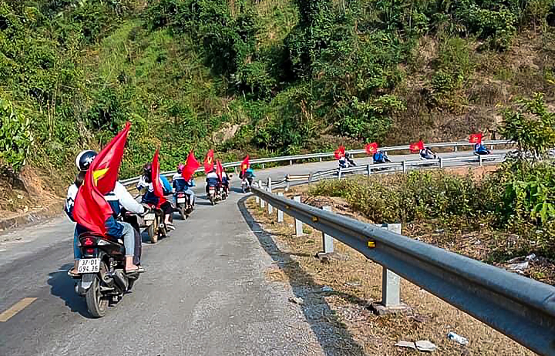 Các bạn thanh niên, học sinh ở huyện miền núi Qùy Châu mang theo cờ diễu hành trên các cung đường miền Tây xứ Nghệ