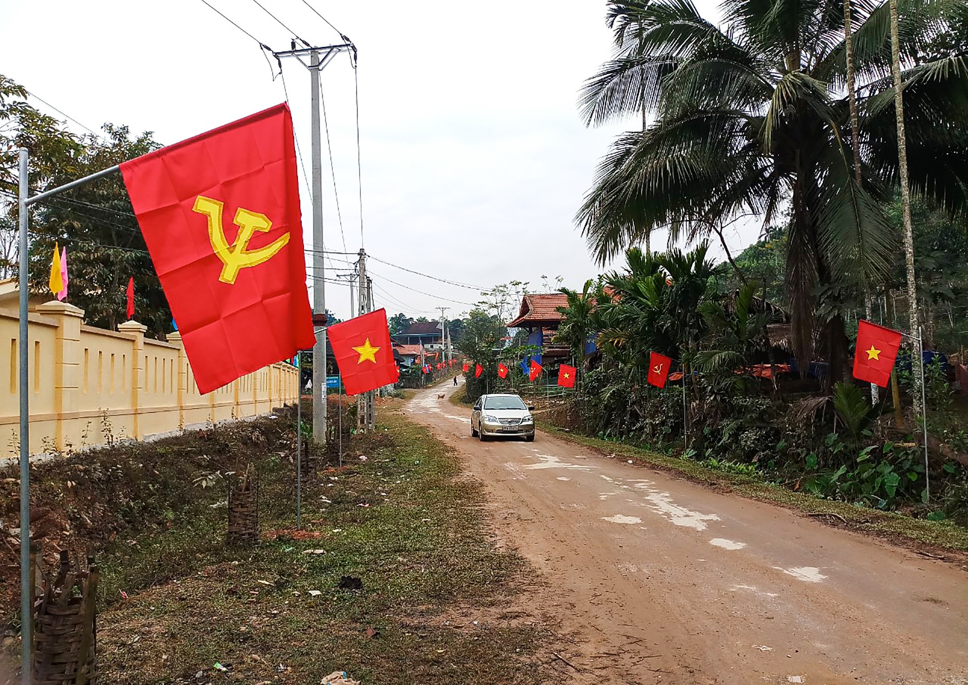 Tại xã Diên Lãm của huyện Qùy Châu, người dân cũng đã hoàn tất việc treo cờ. Không khí của một ngày hội lớn của đất nước đang hiện hữu nơi đây