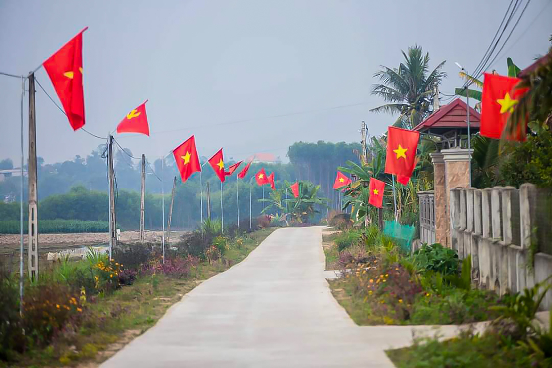 Không chỉ thị trấn, mọi thôn xóm ở Nghĩa Đàn cũng tràn ngập cờ Đảng và cờ Tổ quốc