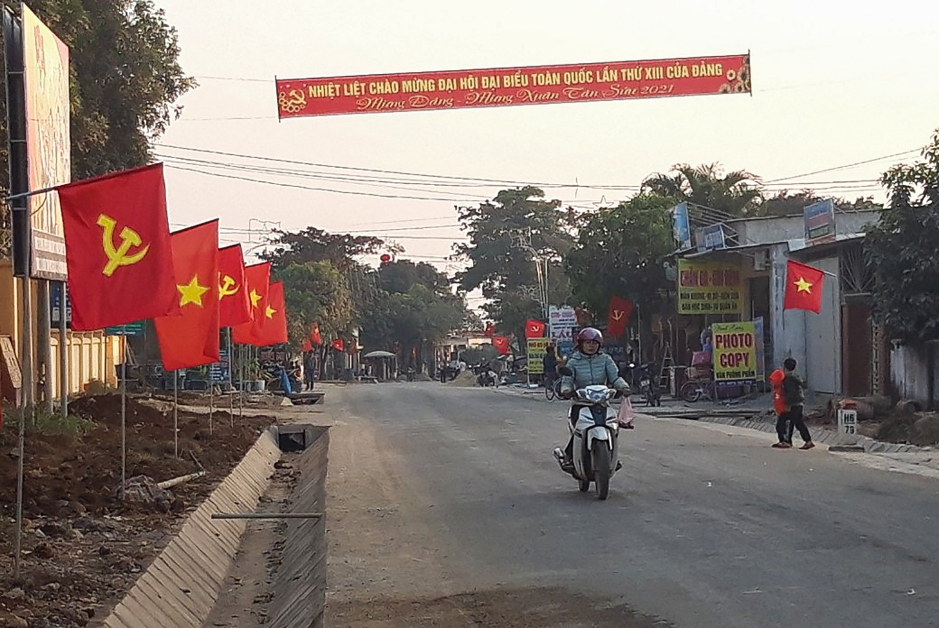 Trong khi đó, tại huyện Nghĩa Đàn, cấp ủy và chính quyền địa phương cũng đã hoàn thành việc treo cờ và băng rôn chào mừng Đại hội Đảng toàn quốc lần thứ XIII