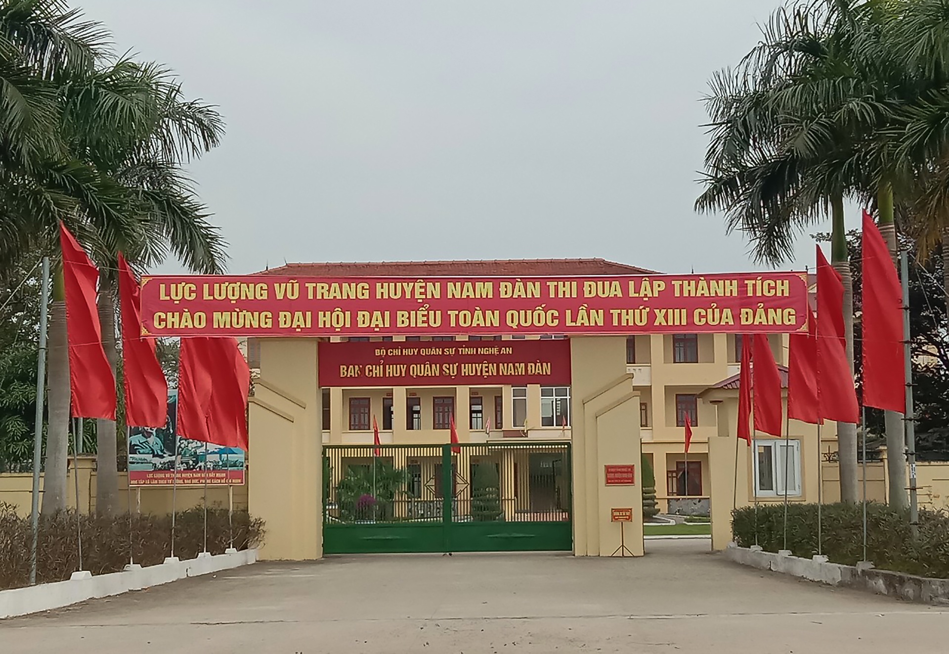 Cờ hoa trước cổng Ban Chỉ huy quân sự huyện Nam Đàn