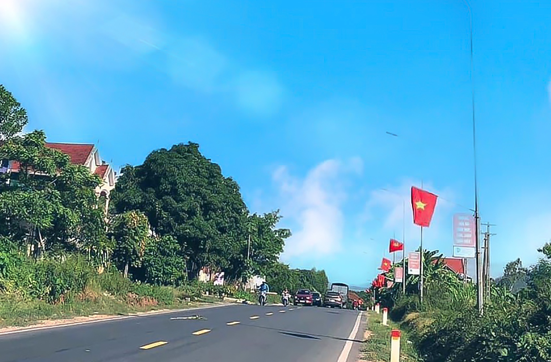 Tại thị xã Thái Hòa, cờ hoa cũng tung bay trong khắp mọi con đường