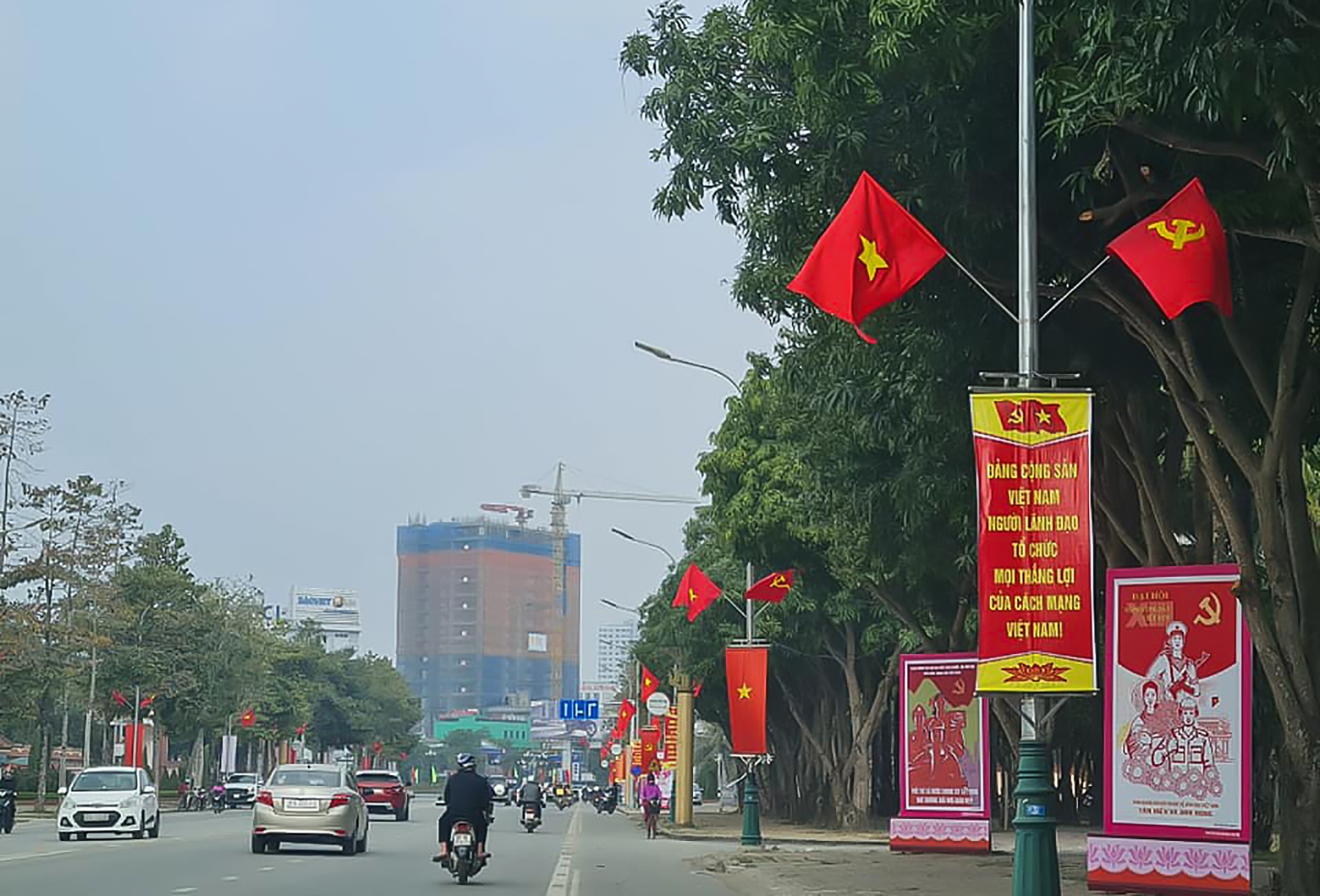 Trong không khí chào mừng Đại hội Đảng toàn quốc lần thứ XIII, ở tất cả các địa phương của tỉnh Nghệ An: từ thành thị đến nông thôn; từ đồng bằng cho đến đồng bào miền núi xa xôi đều tràn ngập cờ hoa.