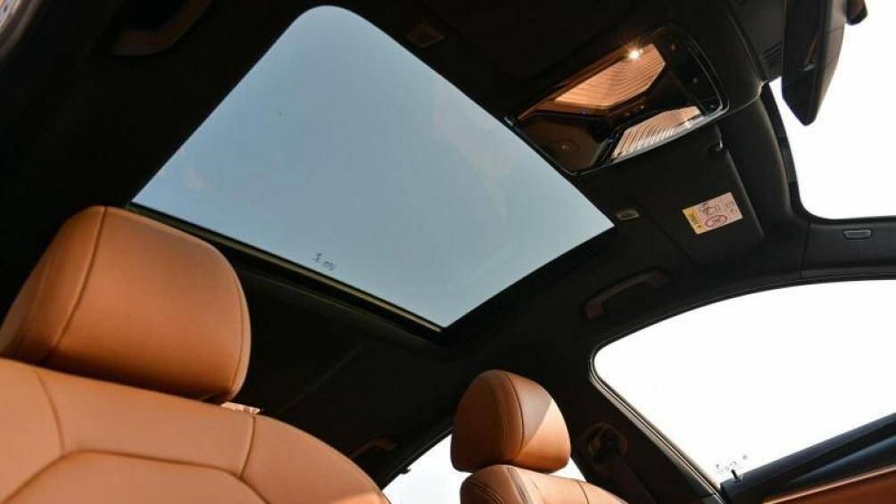 Cũng chỉ có phiên bản 530e M Sport mới được trang bị hệ thống lái chủ động tích hợp, hệ thống treo thích ứng, phanh M Sport và cửa sổ trời