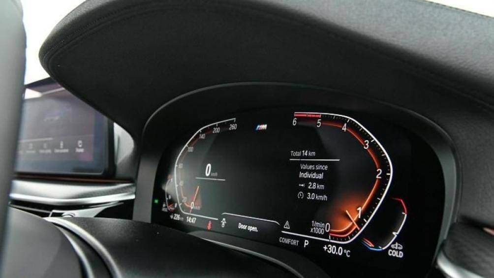 Về an toàn, phiên bản 530e Elite không có bất kỳ hệ thống ADAS nào, trong khi hai biến thể M Sport đều nhận được gói Driving Assistant