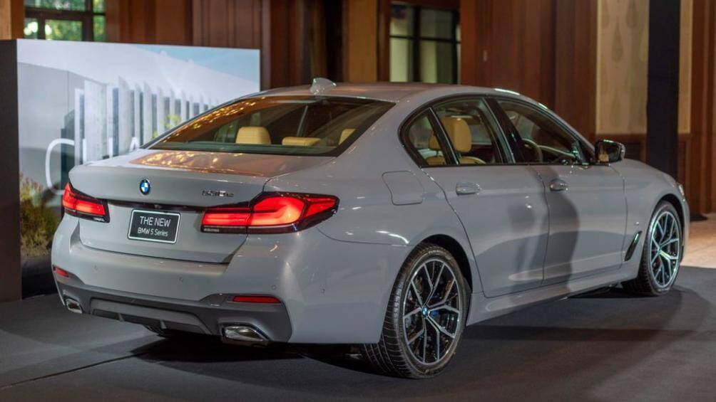 Trong khi đó, BMW 530e M Sport sở hữu bộ la-zăng 19 inch thiết kế so le độc đáo, đi kèm lốp cao su 245/40 R19 ở phía trước và 275/35 R19 ở phía sau