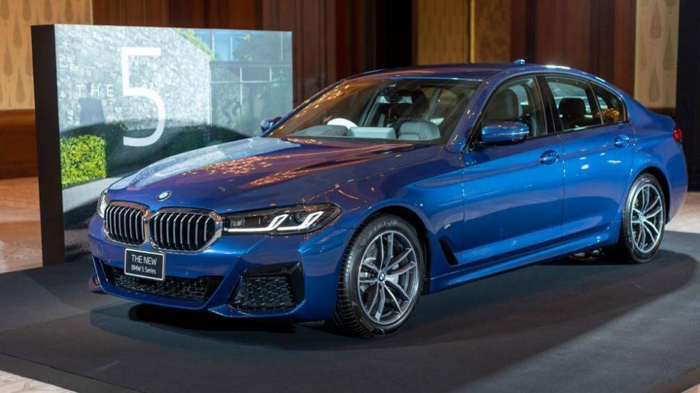 Giá bán tương ứng của 3 phiên bản lần lượt là 3,539 triệu baht - 2,999 triệu baht - 3,739 triệu baht (2,7 - 2,3 - 2,88 tỷ đồng)