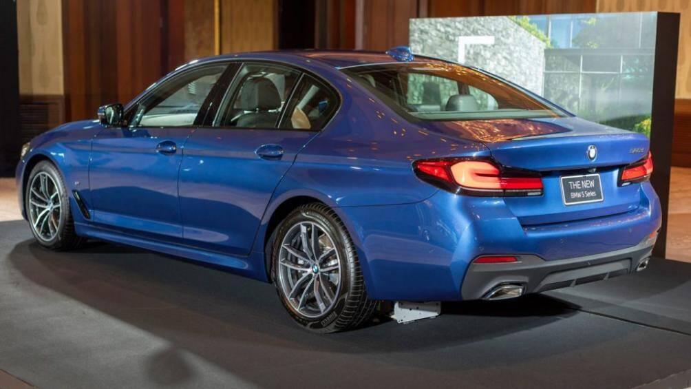 Về trang bị ngoại thất, 520d M Sport và 530e Elite có các mâm xe cùng kích thước 18 inch nhưng thiết kế khác nhau