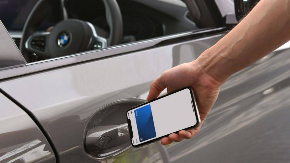 Cả ba phiên bản của BMW 5 Series 2021 đều sở hữu đèn pha LED thích ứng với hỗ trợ chùm sáng cao, mở cửa thông minh qua iPhone và hệ thống đèn nội thất