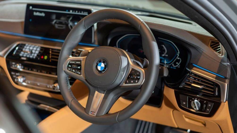 Ở bên trong, BMW 5 Series 2021 các biến thể M Sport có bảng đồng hồ Sensatec, da tổng hợp của BMW, hệ thống âm thanh vòm Harman Kardon, sạc không dây...
