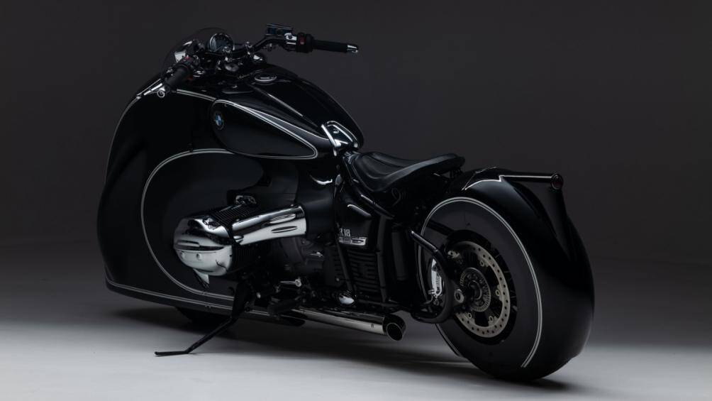 Phần thân xe được làm hoàn toàn thủ công và sở hữu lớp sơn cũng như những đường viền được lấy cảm hứng từ chiếc R 18 First Edition