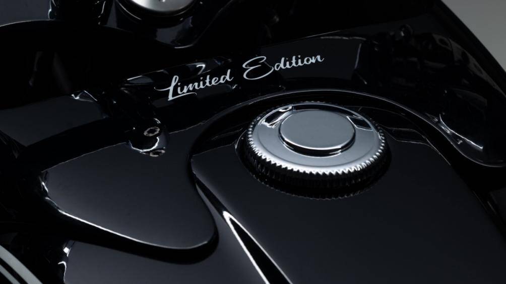 Bình xăng xe trông khá mạnh mẽ và cơ bắp