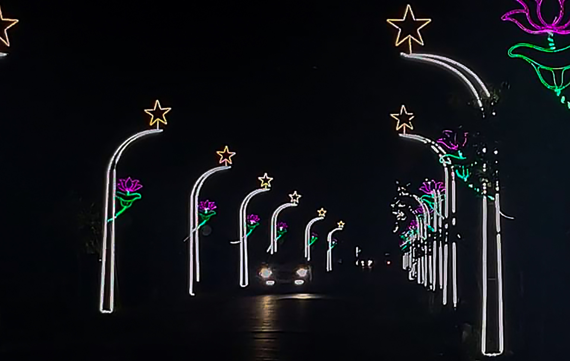 Tại huyện Diễn Châu, bên cạnh cờ hoa, người dân còn làm những đèn trang trí rất đẹp và lung linh