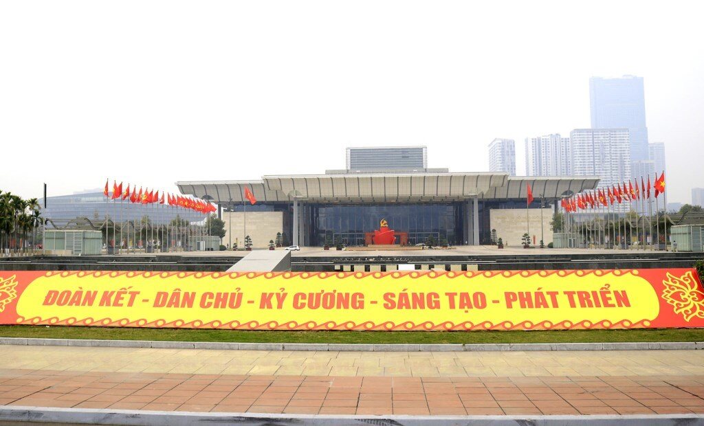 Trung tâm Hội nghị quốc gia – nơi sẽ diễn ra Đại hội Đảng toàn quốc lần thứ XIII đã được trang hoàng cờ hoa, băng rôn rực rỡ.
