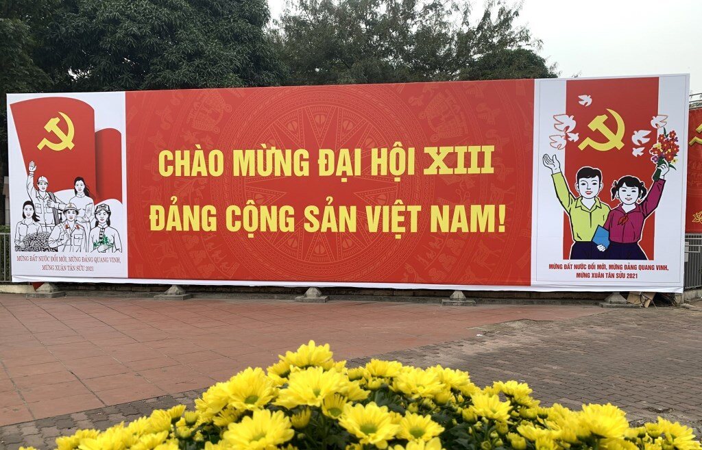 Áp phích cỡ lớn tại Trung tâm hội nghị Quốc gia với thông điệp “Chào mừng Đại hội XIII Đảng Cộng sản Việt Nam".