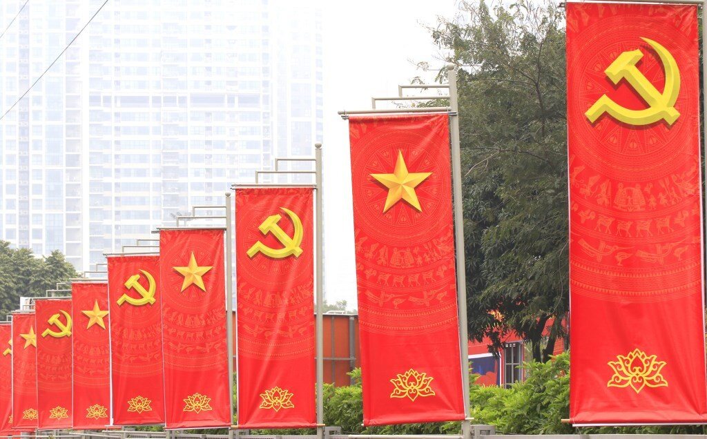 Rất nhiều cờ đỏ sao vàng, cờ đỏ búa liềm được trang hoàng rực rỡ để chào đón sự kiện trọng đại của đất nước.