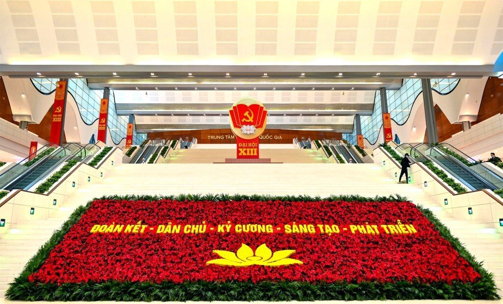 Phía trong sảnh chính, một thảm hoa lớn với dòng chữ " Đoàn kết-Dân chủ-Kỷ cương-Sáng tạo-Phát triển" được đặt ở vị trí trang trọng.