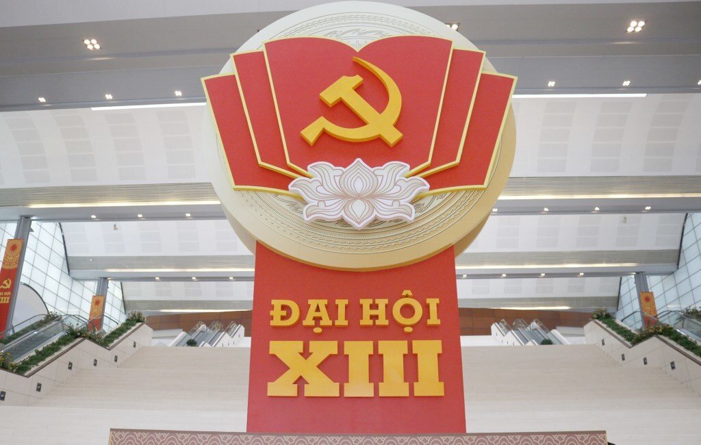 Biểu tượng hình khối búa liềm vàng được đặt ở vị trí trung tâm trước sảnh của Trung tâm