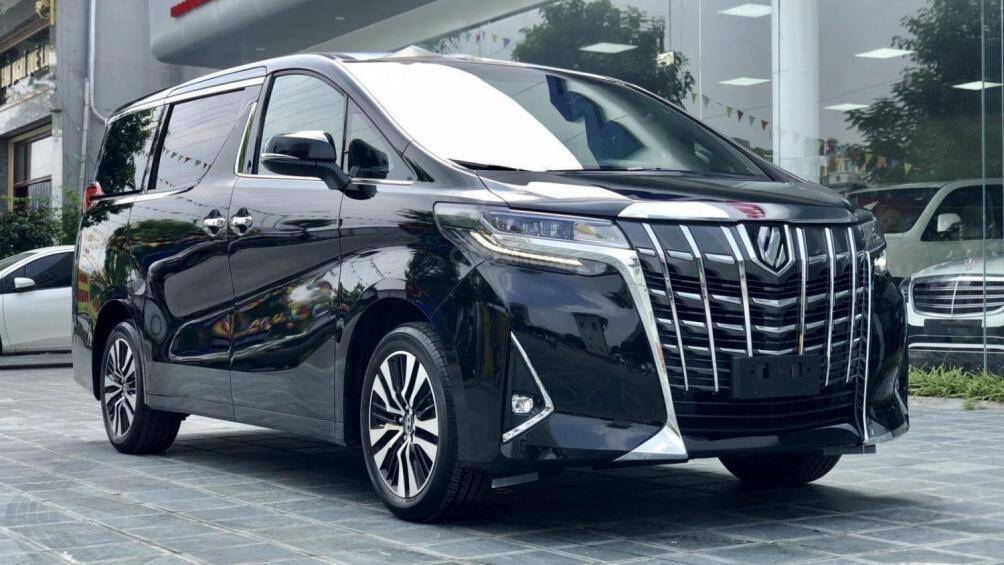 4. Toyota Alphard (119.560 chiếc): Được mệnh danh là "chuyên cơ mặt đất", Toyota Alphard là cái tên rất quen thuộc với thị trường Việt