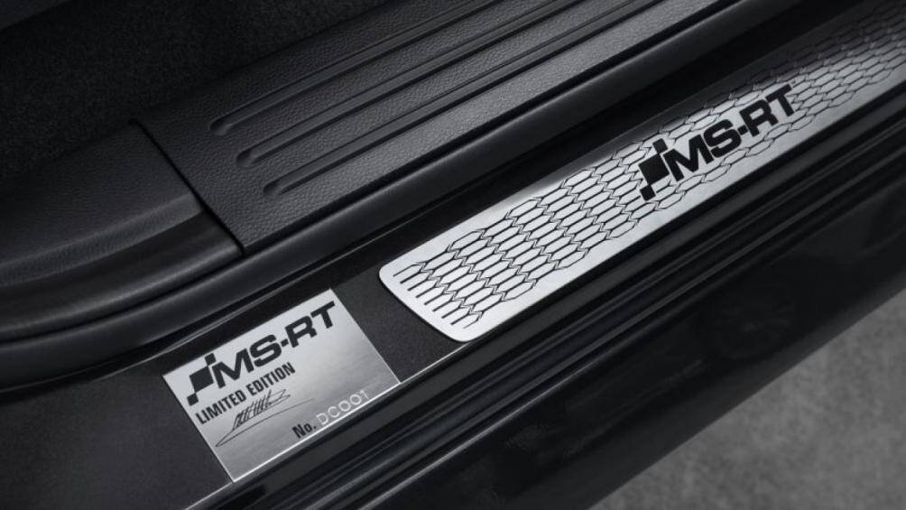 Khách hàng cũng thêm tùy chọn hộp âm thanh Maxhaust được điều khiển bằng ứng dụng, bổ sung thêm tiếng động cơ giả mà không thực sự phải thay ống xả