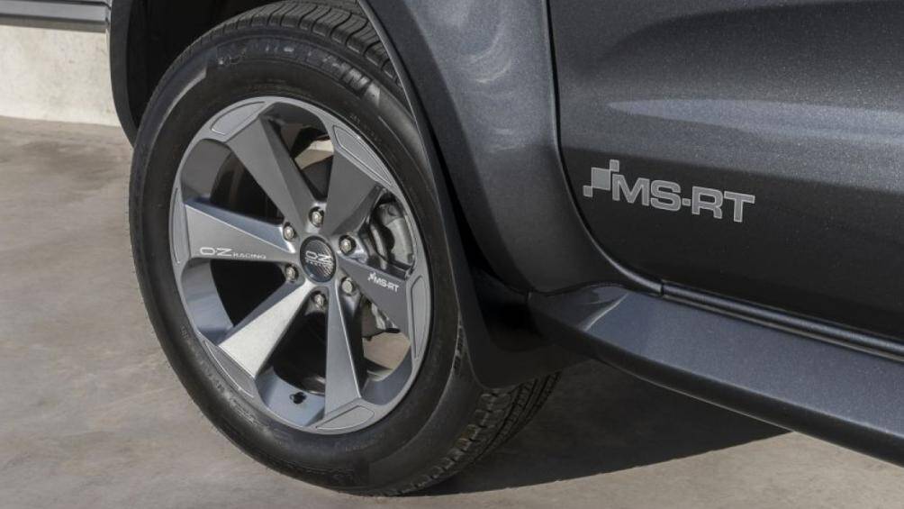 Để tăng thêm vẻ ngoài hầm hố, xe được trang bị bộ mâm hợp kim OZ Racing kích thước lớn 20 inch