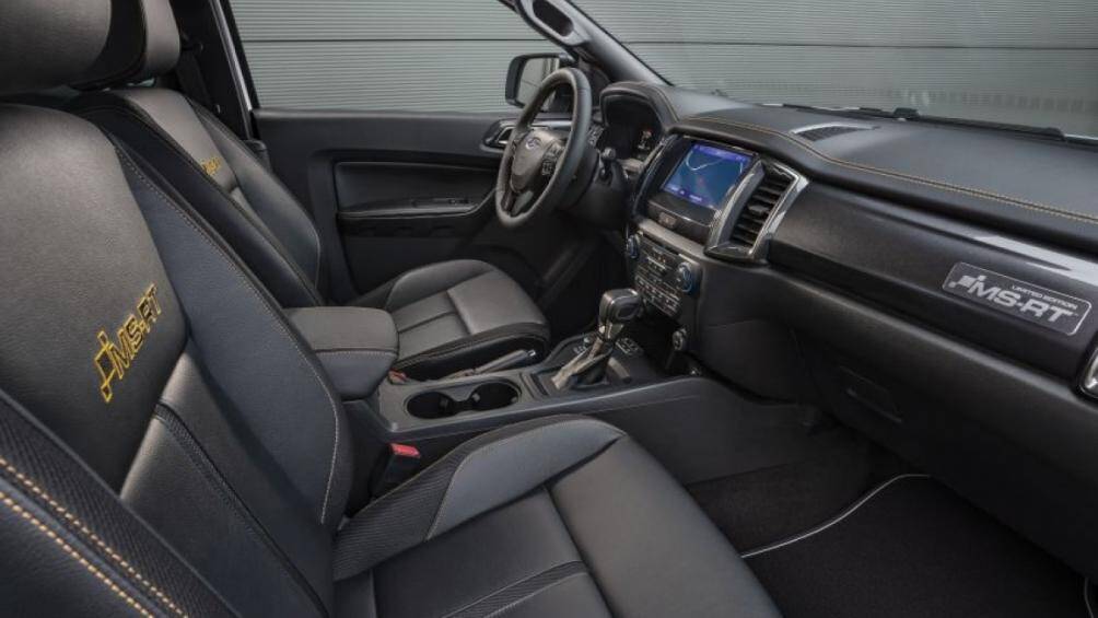 Bên trong, logo MS-RT được xuất hiện trên ghế da, thảm sàn và tấm ốp bệ cửa cùng với huy hiệu được đặt riêng trên bảng điều khiển phía trước hành khách